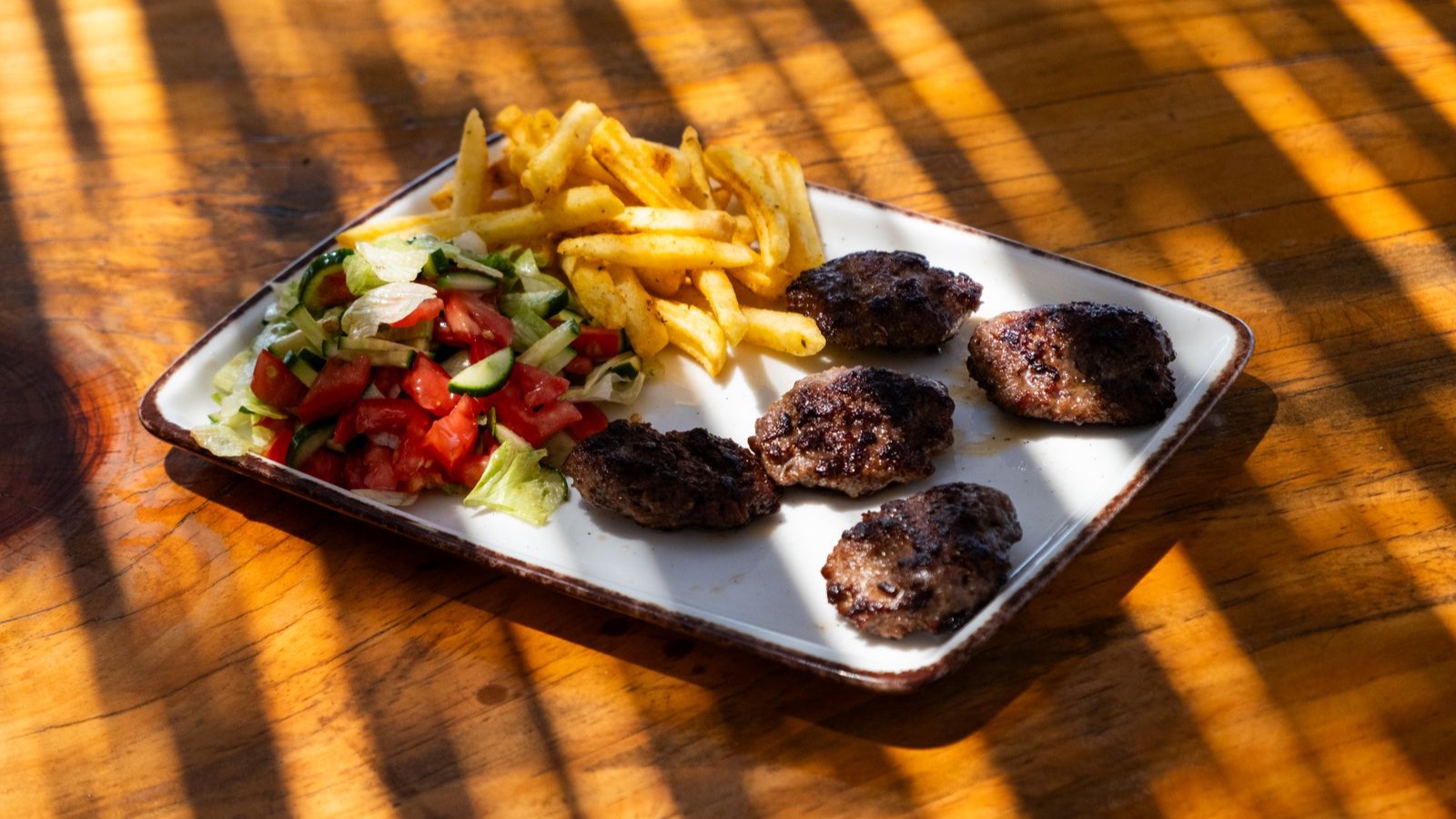 Dampfende Ćevapčići vom Holzkohlegrill im Aida Restaurant Dortmund
